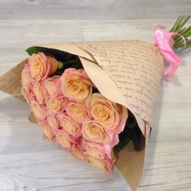 Превью Букет из 19 персиковых роз (50см)