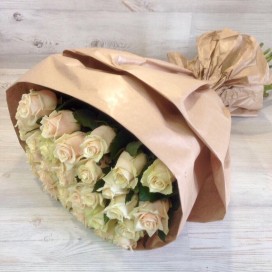 Превью Букет из 29 кремовых роз (70см)