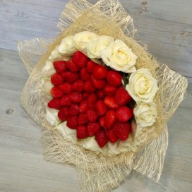 Превью Букет из клубники с белыми розами