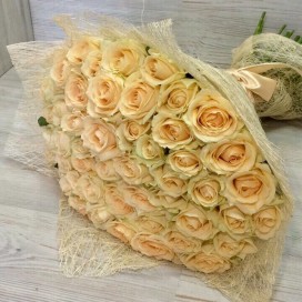 Превью Букет из 51 кремовой роз (70 см)