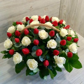 Превью Корзина роз с клубникой