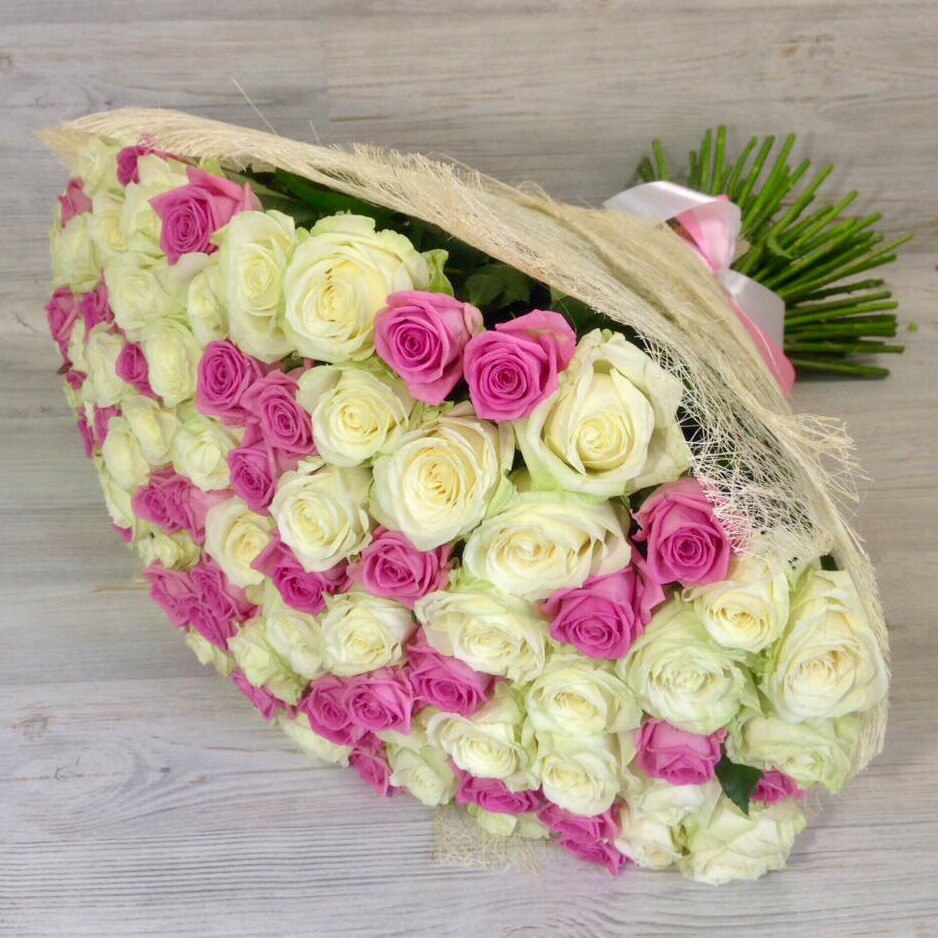 Букет из 101 белой и розовой розы (70 см)