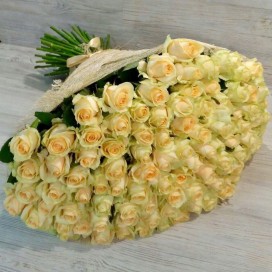 Превью Букет из 101 кремовой розы (70см)