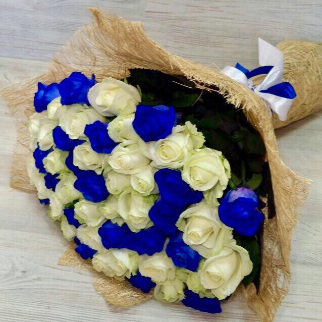 Букет из 51 сине-белой розы (70 см)
