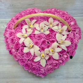 Превью Сердце из 101 розы с орхидеей