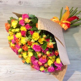 Превью Букет из 29 ярких кустовых роз