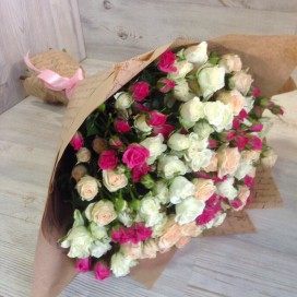 Превью Букет из 29 разноцветных кустовых роз