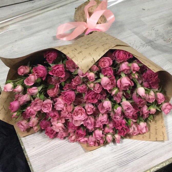 Букет из 29 веточек розовых кустовых роз