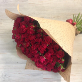 Букет из 29 красных кустовых роз
