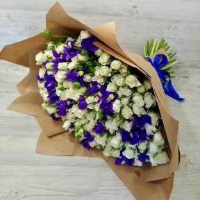 букет кустовых роз с ирисами