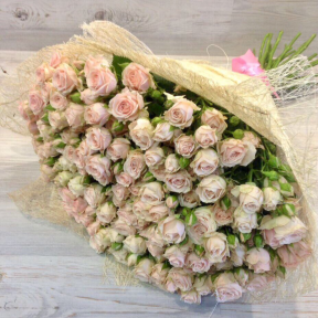 Букет из 39 нежных кустовых роз