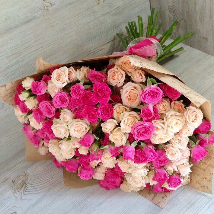 Букет из 39 веточек розовых и кремовых кустовых роз