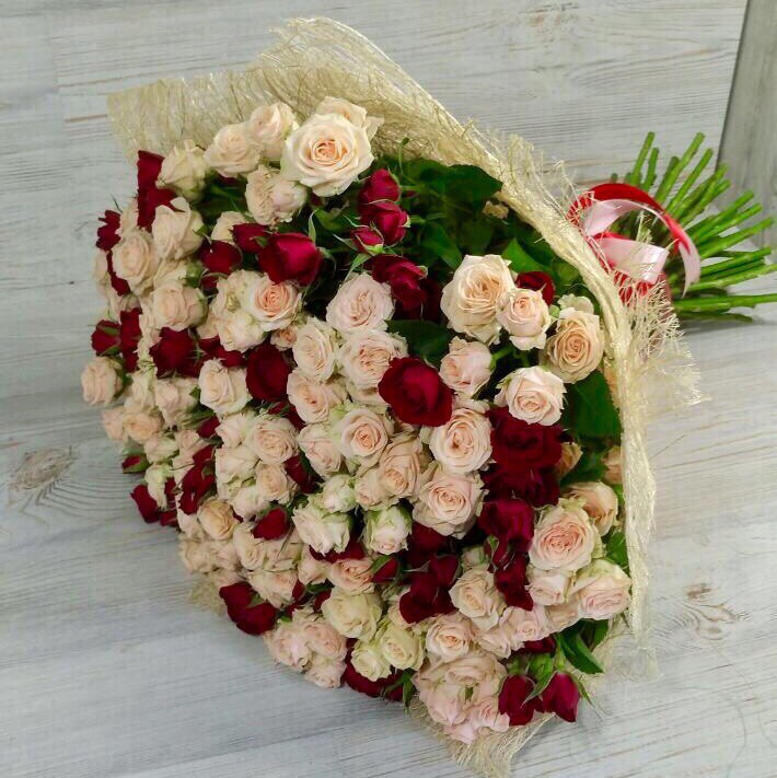 Букет из 39 красивых кустовых роз