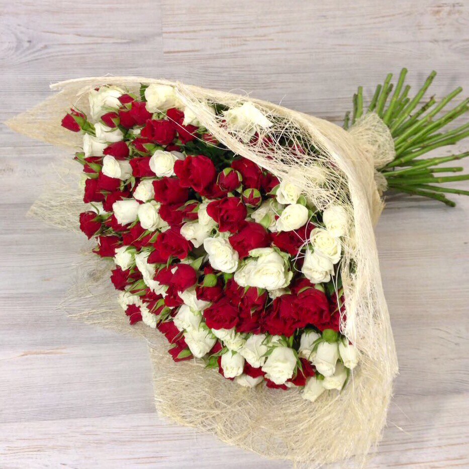 Букет из 39 красно-белых кустовых роз