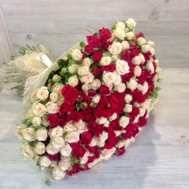 Превью Букет из 49 розово-красных кустовых роз