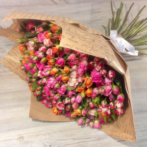 Букет из 49 разноцветных кустовых роз