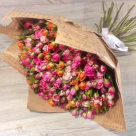 Превью Букет из 49 разноцветных кустовых роз