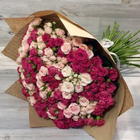 Превью Букет из 49 нежных кустовых роз