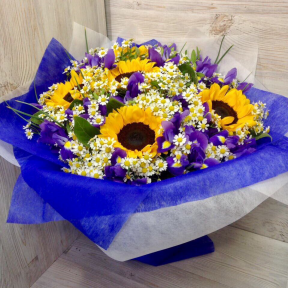 Букет с подсолнухами, ирисами и ромашками