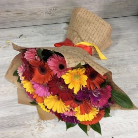 Превью Букет из 23 ярких гербер