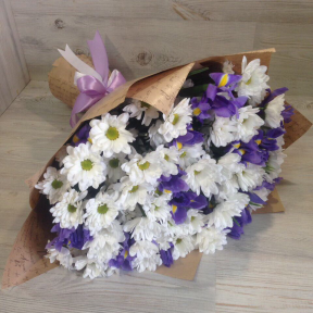 Букет из хризантем с ирисами