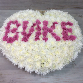 Букет с именем из роз и хризантем