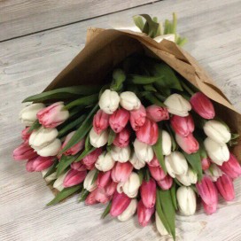 Превью Букет микс из 49 белых и розовых тюльпанов