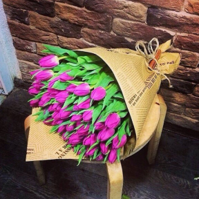 Букет из 49 тюльпанов с зеленью