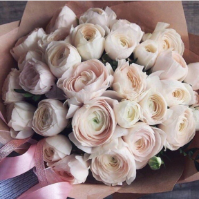 Букет из 19 нежных ранункулюсов