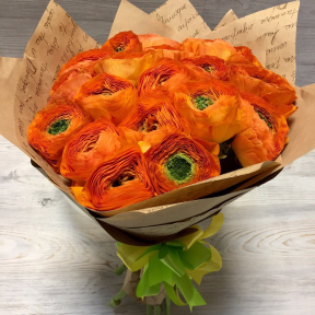 Букет из 19 оранжевых ранункулюсов