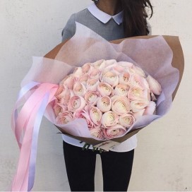 Превью Букет из 29 ранункулюсов