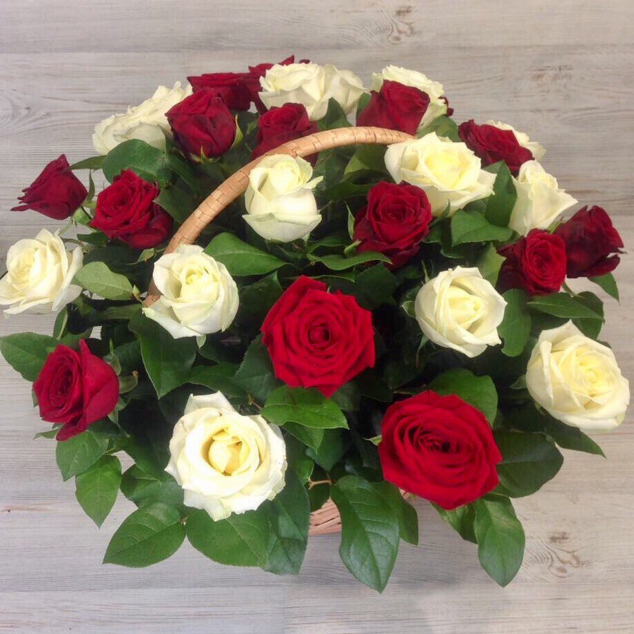 Корзина из 29 красно-белой розы