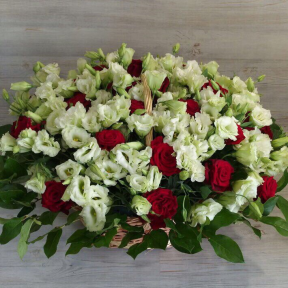 Корзина роз с эустомой