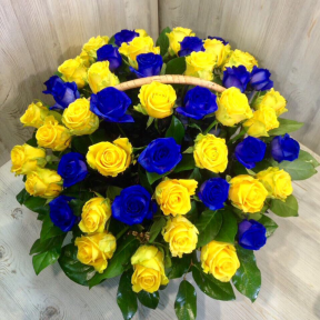 Корзина из 51 яркой розы