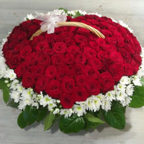 Корзина со 101 розой и хризантемами