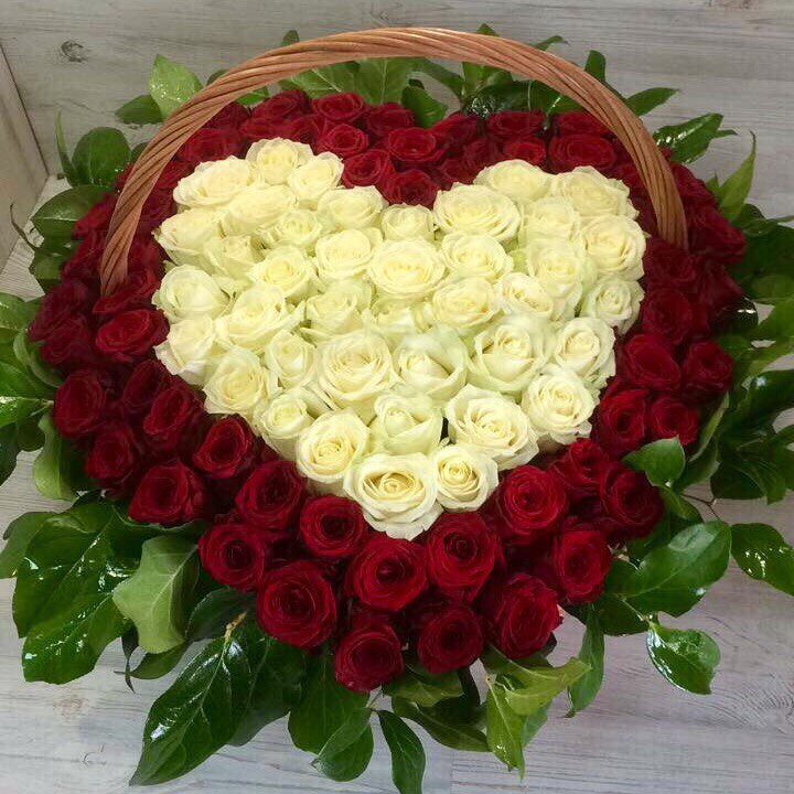 Корзина из 101 красной и белой розы в виде сердца