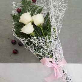 Превью Букет из 3-х белых роз