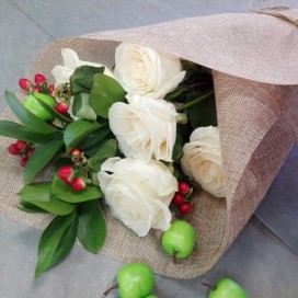Превью Букет из 5-х белых роз (Лён)