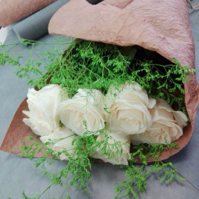 Букет из 7-х белых роз в крафте