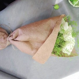 Превью Букет из 7-х белых роз в крафте