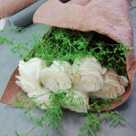 Превью Букет из 7-х белых роз в крафте