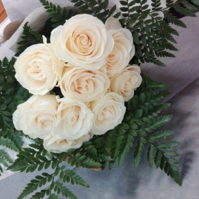 Букет из 9-х белых роз в крафте