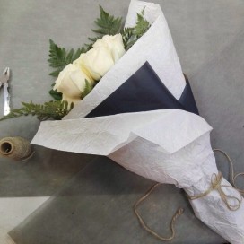 Превью Букет из 9-х белых роз в крафте