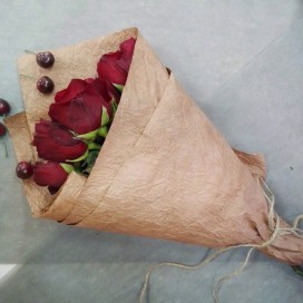 Превью Букет из 11 бордовых роз в крафте