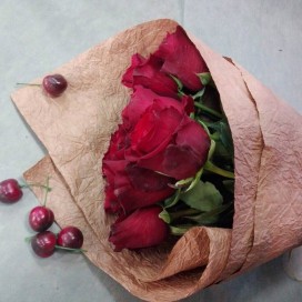 Превью Букет из 11 бордовых роз в крафте