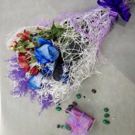 Превью Пять синих роз, кустовая хризантема в сизали