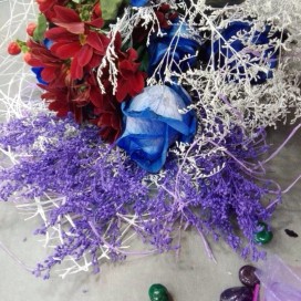 Превью Пять синих роз, кустовая хризантема в сизали