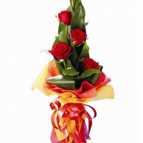 Каскадный букет из роз с аспидарой и зеленью