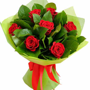 Семь роз с зеленью в ярком флизелине