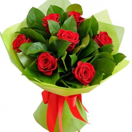 Превью Семь роз с зеленью в ярком флизелине